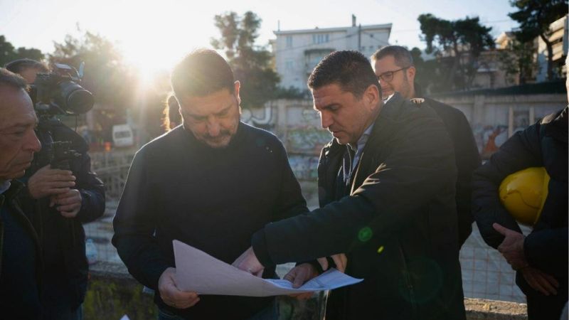 Aυτοψία του Δημάρχου Αγίας Παρασκευής και του Περιφερειάρχη Αττικής Νίκου Χαρδαλιά στο εργοτάξιο του κολυμβητηρίου