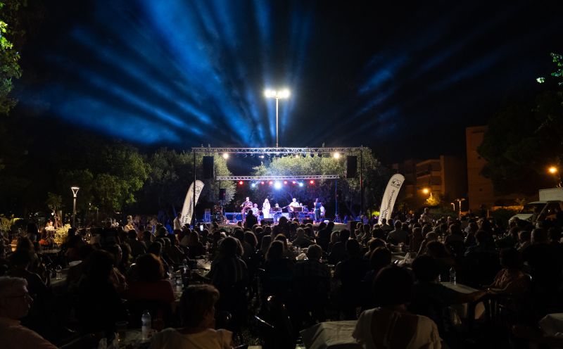 Μία αξέχαστη μουσική βραδιά έζησαν οι πολίτες της Αγίας Παρασκευής στην πλατεία Μελίνα Μερκούρη